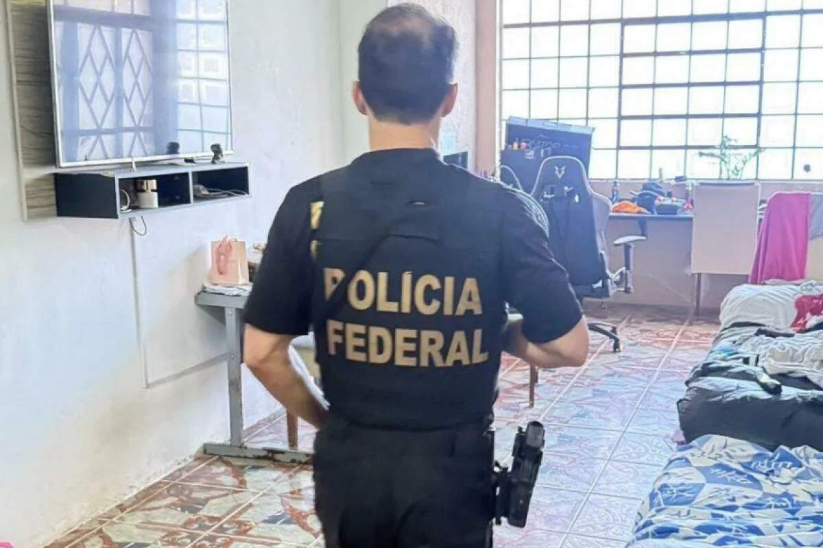 Agente da PF durante a operação