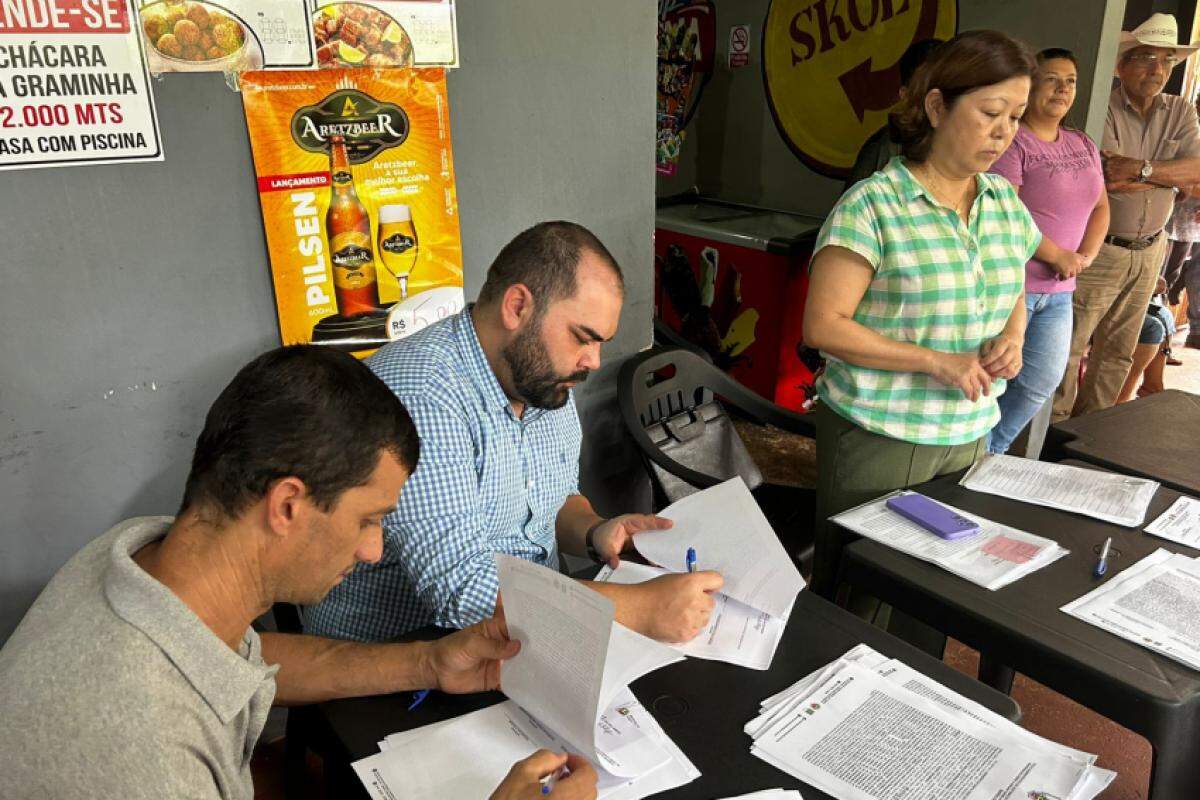 Prefeito Diego Singolani na entrega dos títulos de posse