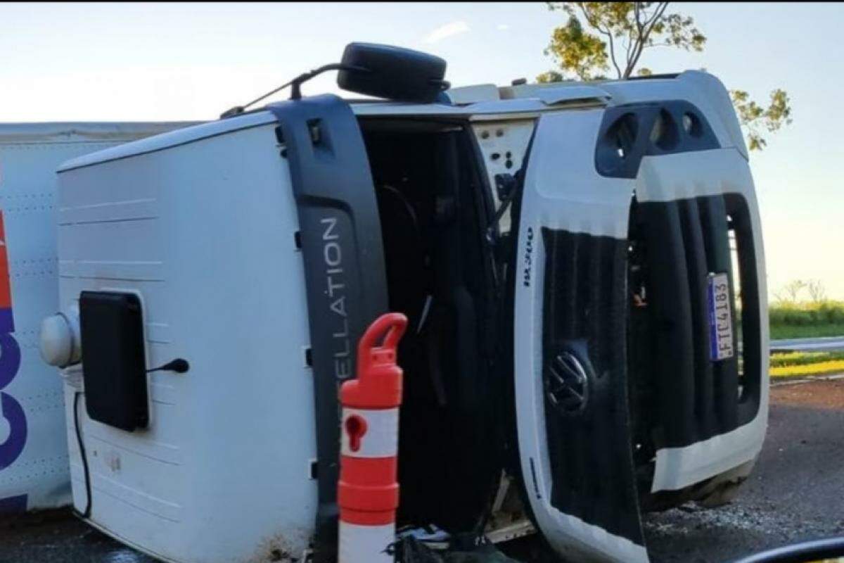 Caminhão da transportadora tombado na pista após acidente.