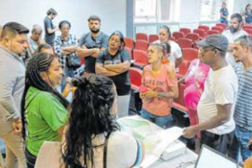 A vereadora Estela (ao microfone) durante reunião nesta quarta para discutir Jd. Europa