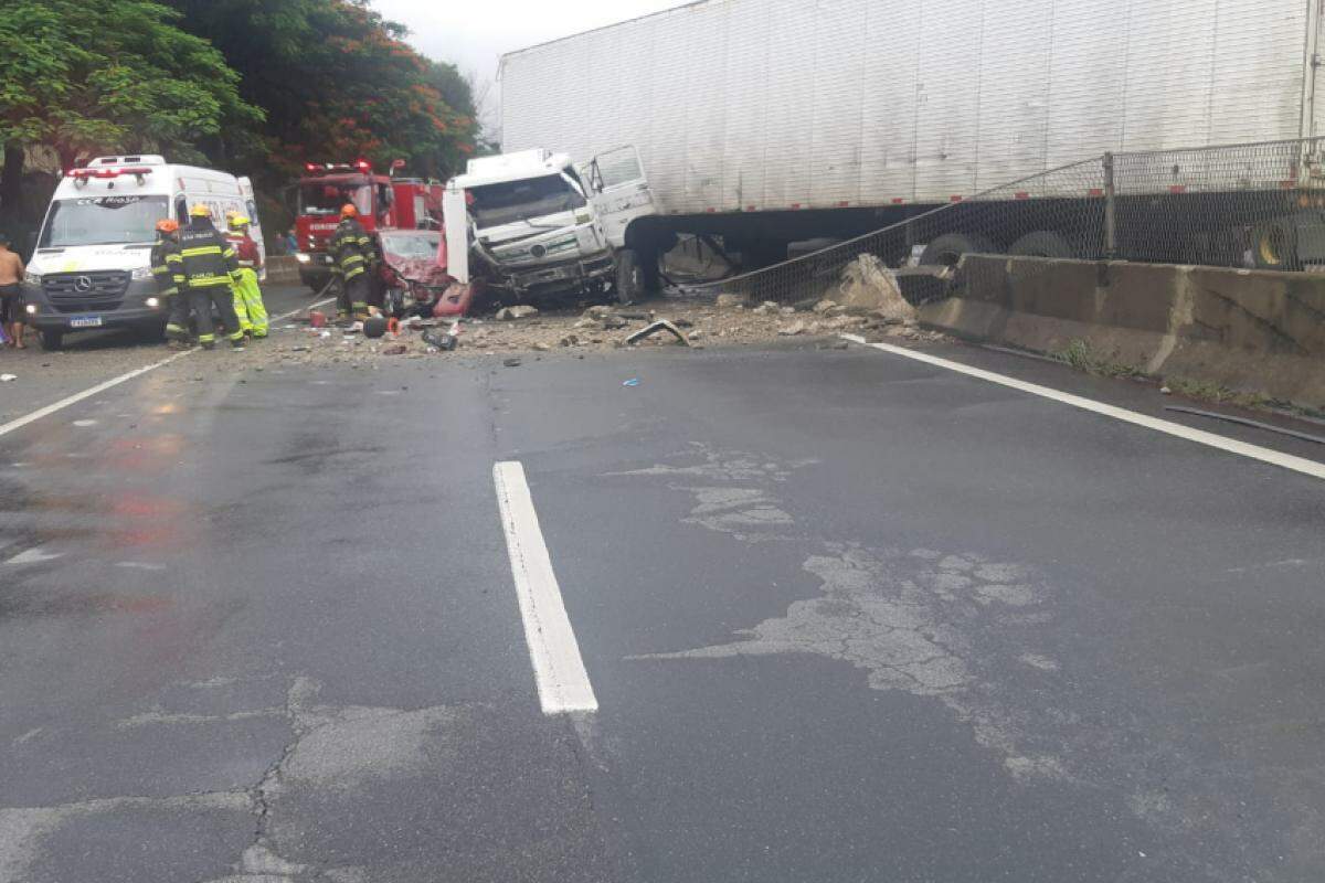 Carreta atravessou a muretra de proteção e invadiu a pista contrária