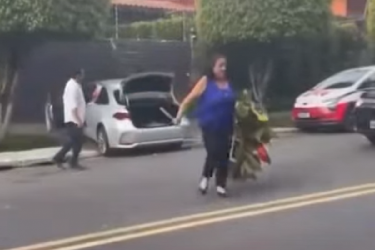 Maria Rocha tentou deixar a coroa de flores em frente à casa onde Lula se recupera de uma cirurgia na cabeça.