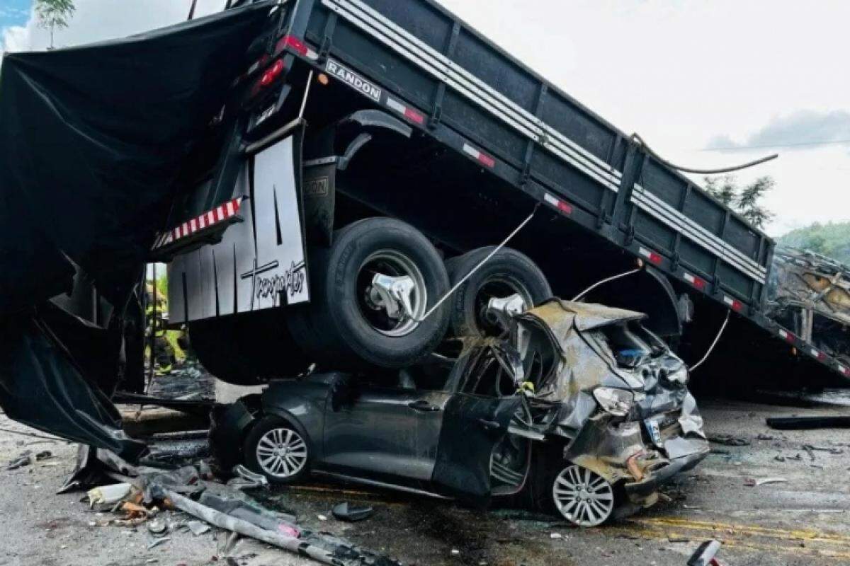 Acidente envolveu um ônibus, uma carreta e um carro de passeio