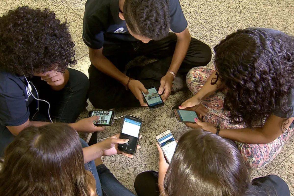 A proibição do uso dos aparelhos e de outros dispositivos eletrônicos móveis é válida para estudantes em todo o ambiente escolar