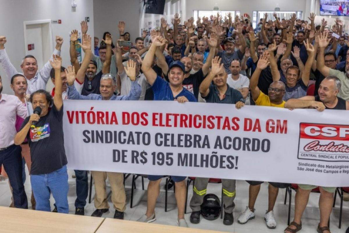 Eletricistas aprovam acordo, em assembleia