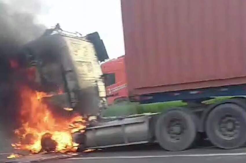 O fogo atingiu o caminhão trator da carreta