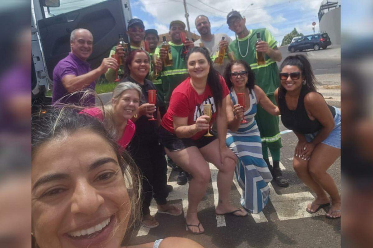 Moradores do bairro Jardim Três Colinas reunidos com os trabalhadores na coleta de lixo