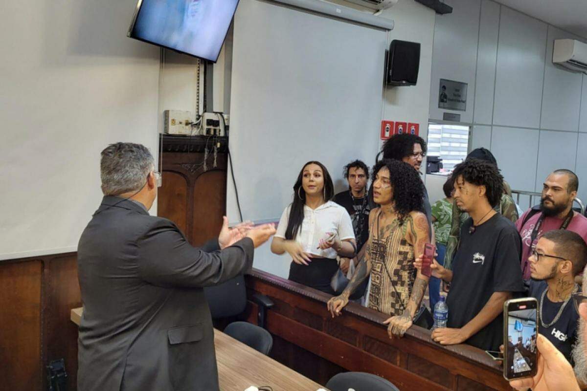 Autor do PL, Borgo conversa com manifestantes contrários à proposta