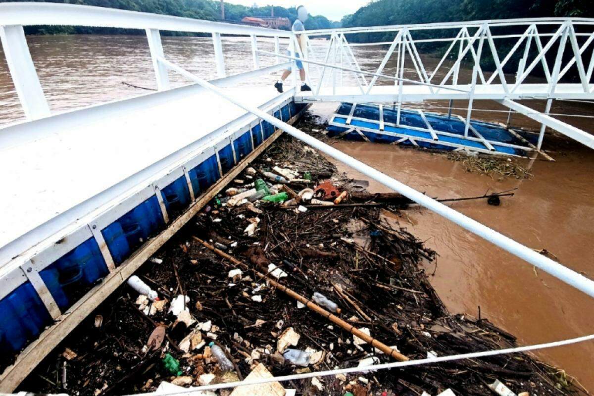 Uma ilha de lixo, madeira e galhos se formou na rampa do passeio de barco.