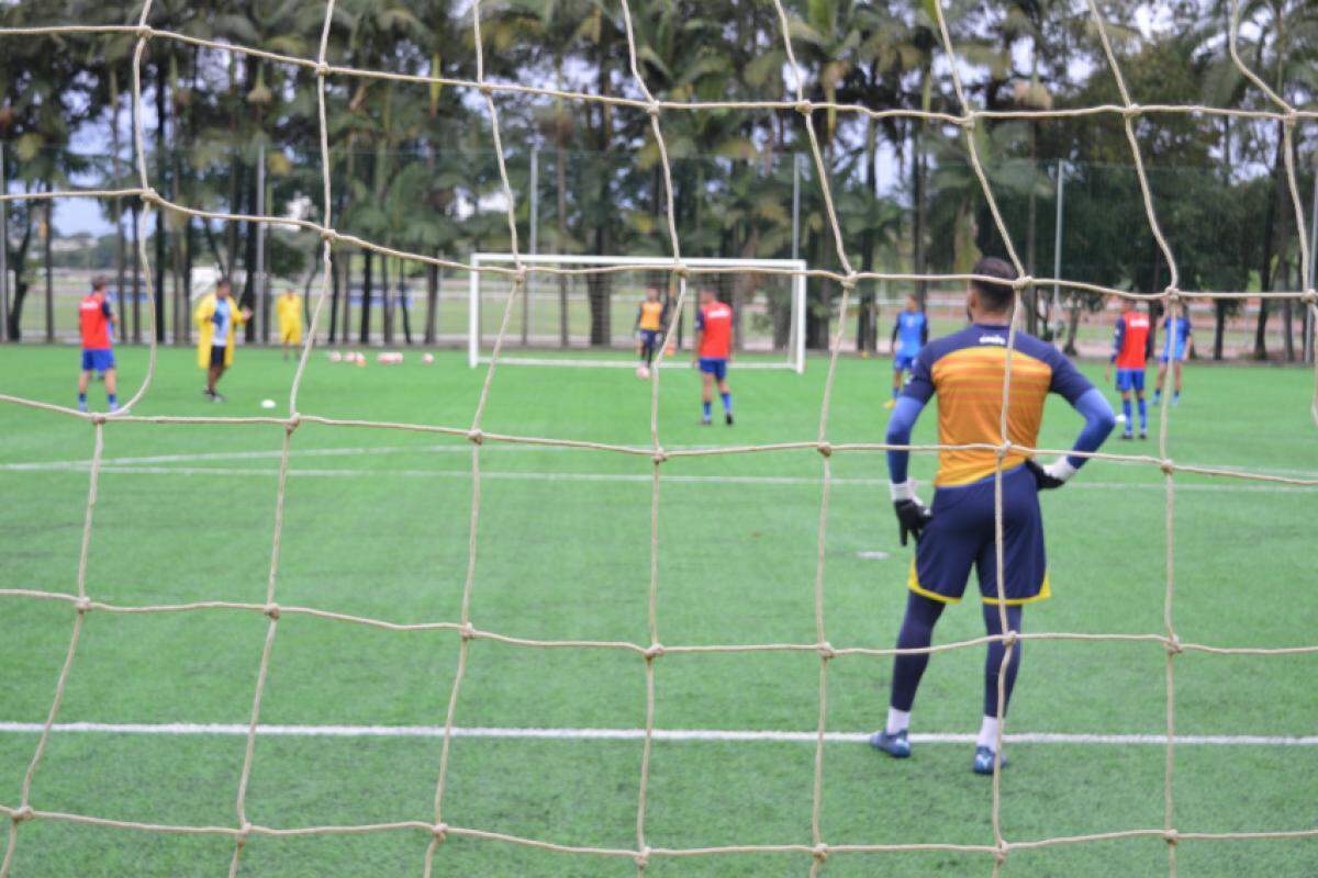 Jogadores do São José durante treino nesta sexta