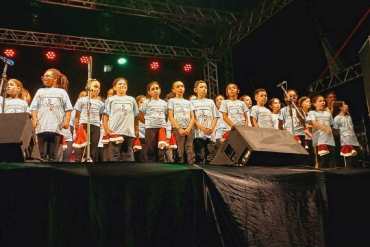 Crianças durante apresentação no Natal 'EmCantos'