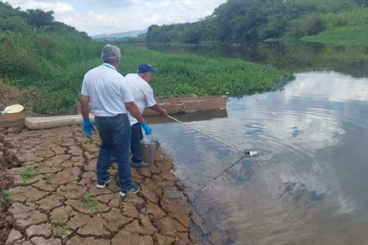 Técnicos da Cetesb coletam água do Rio Paraíba, no Vale