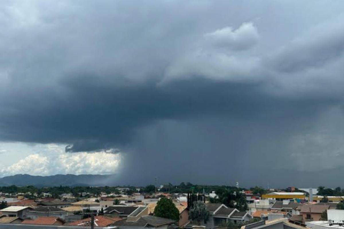 Chuva se armando em imagem de arquivo 