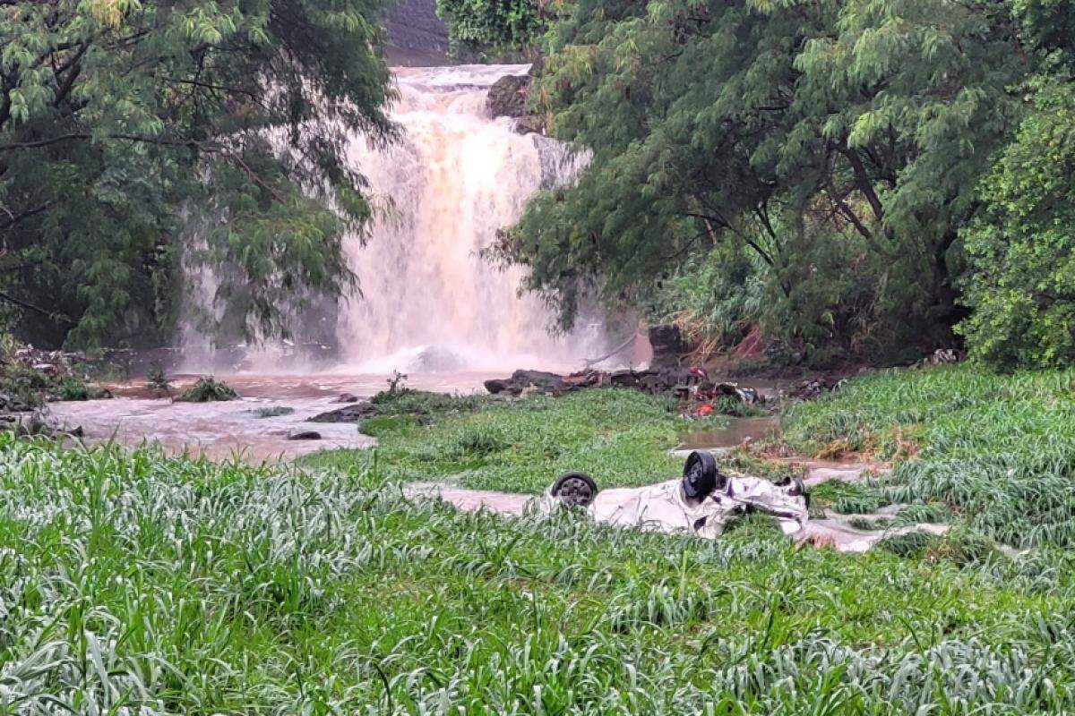 Carro arrastado pela correnteza do córrego Cubatão foi encontrado de rodas para cima na cachoeira, completamente destruído