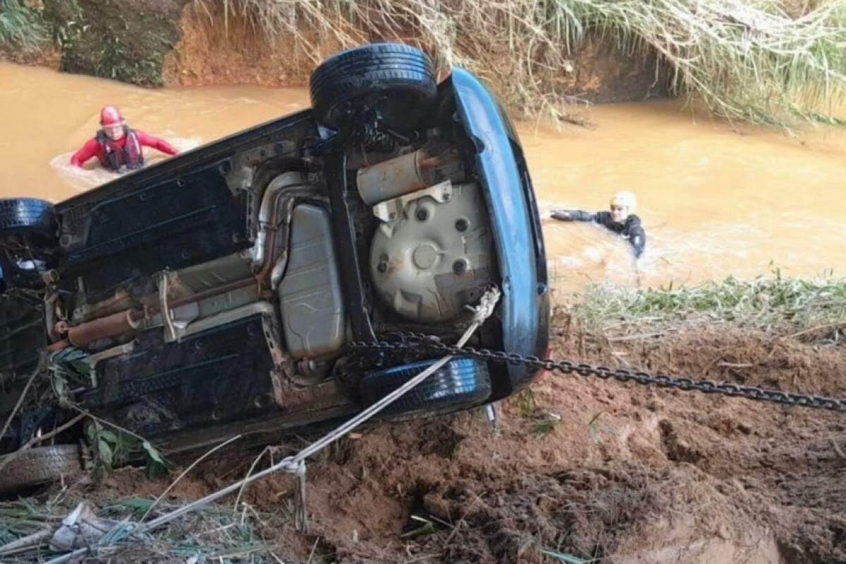 Bombeiros localizaram o carro em que estava a mulher que morreu durante temporal