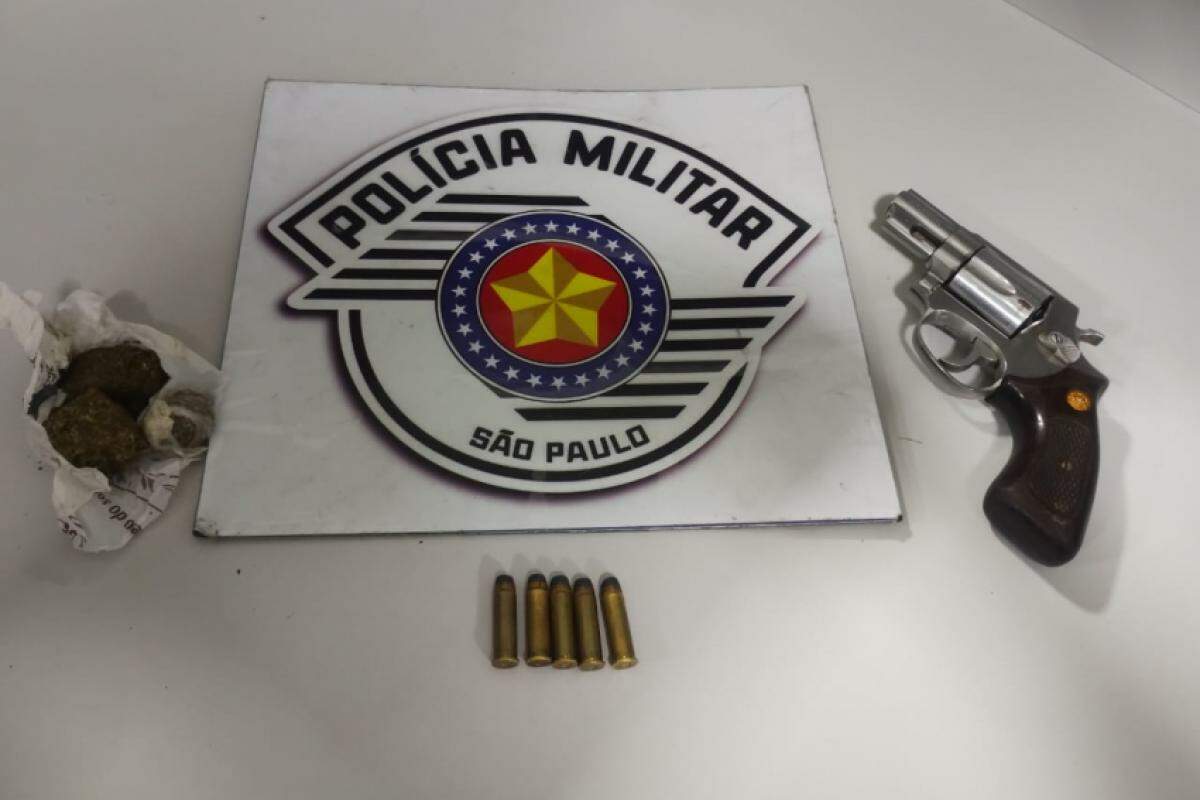 Arma, munições e drogas apreendidas pela PM