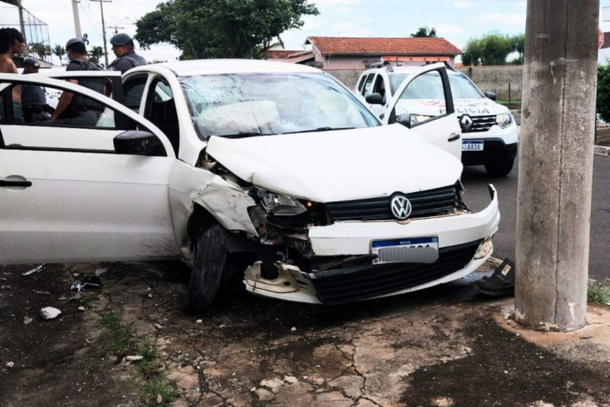 Os três indivíduos usaram um carro roubado para assaltar o estabelecimento.