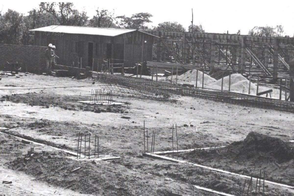 Início da construção dos prédios da FEB onde hoje funciona o campus da Unesp 