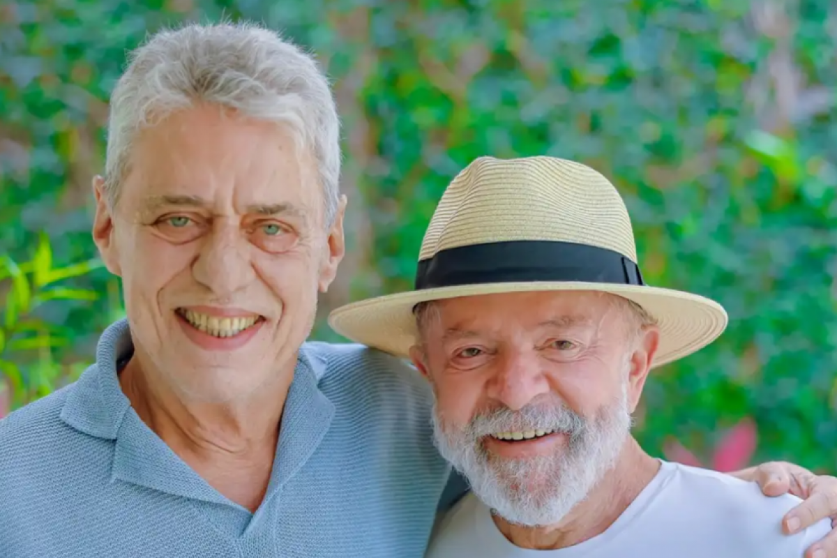 Presidente está em recuperação de cirurgia para drenar hematoma; ele postou uma foto com Chico Buarque nas redes sociais