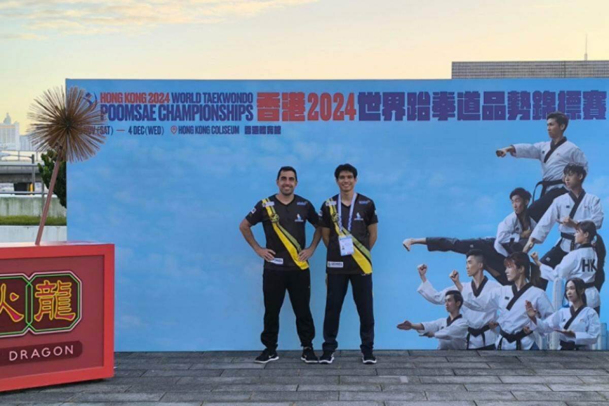 Macaulay Naka e seu mestre Vitor Souza em Hong Kong. O resultado é inédito para o Brasil na categoria Poomsae 