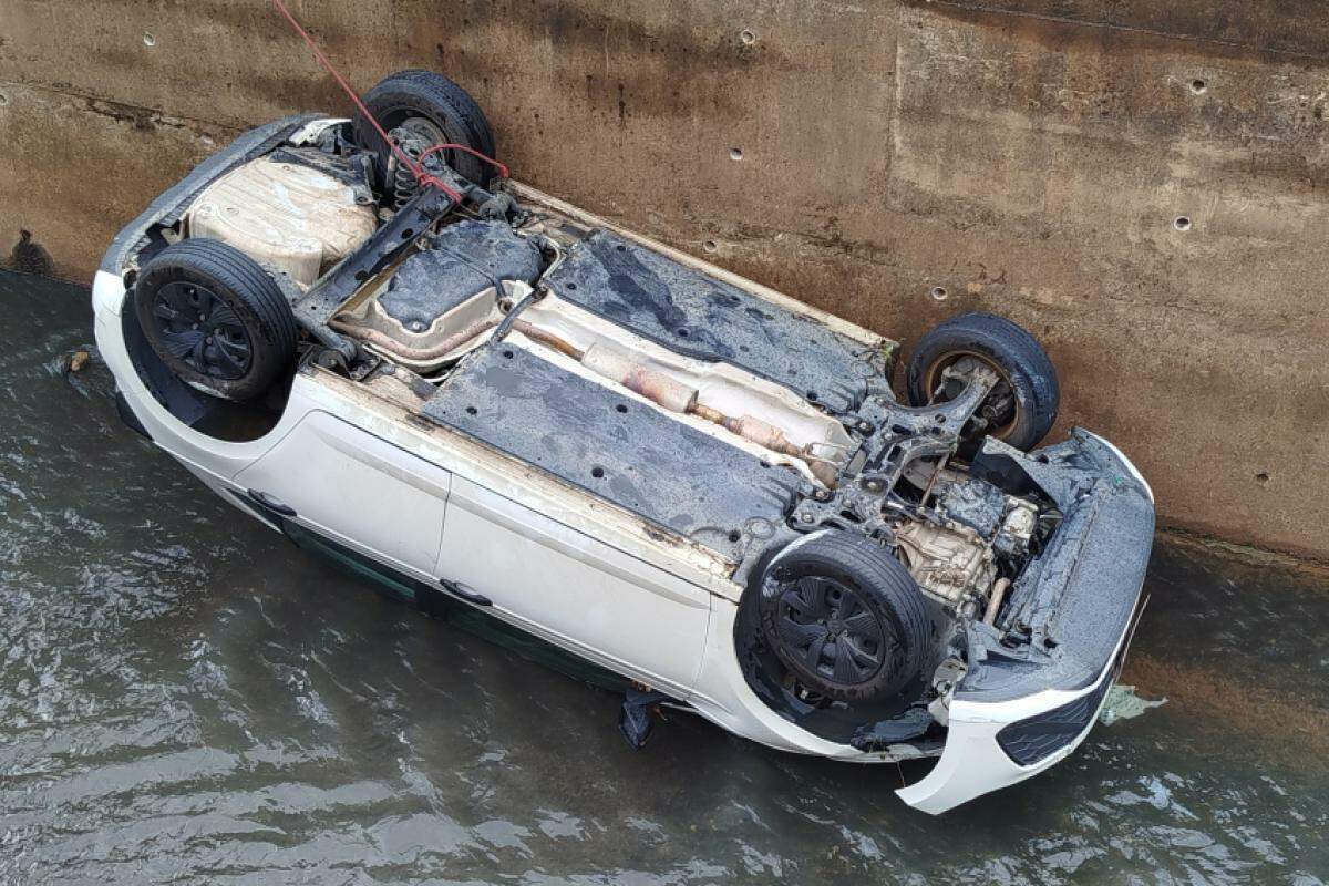 Carro caiu no córrego Cubatão em Franca e foi levado pela correnteza após chuvas fortes; ocupantes saíram ilesos antes do veículo ser destruído