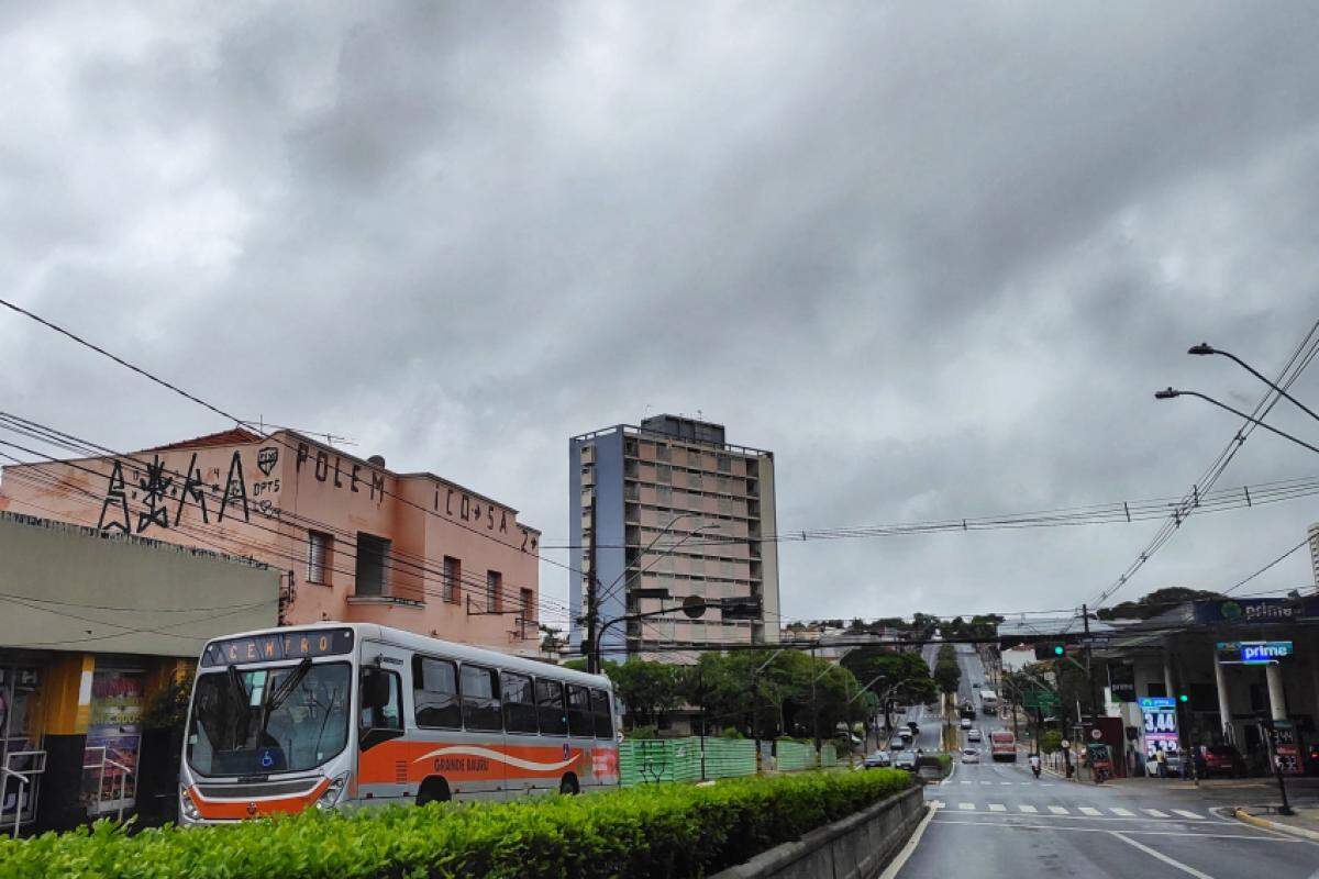 Céu nublado sobre a Rodrigues Alves, Centro de Bauru