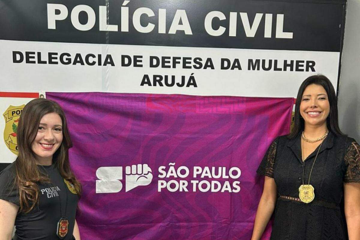 Rebecca de Souza Carvalho, escrivã de polícia da Delegacia de Defesa da Mulher de Arujá, e Regina Campanelli, delegada de polícia titular