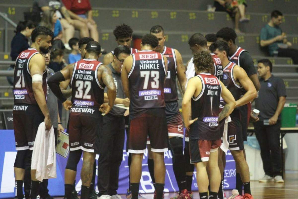 Elenco do Sesi Franca Basquete durante partida contra o Caxias