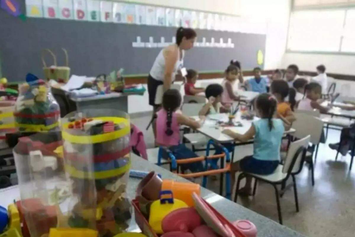 Educadora em atividade com as alunos; vagas abertas também em creche-escola 