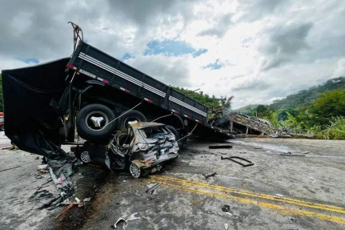 Carreta e o carro envolvidos no acidente fatal em Minas Gerais