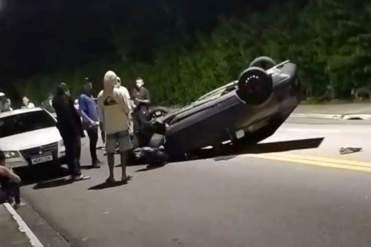 Carro capotou em rua de São José 