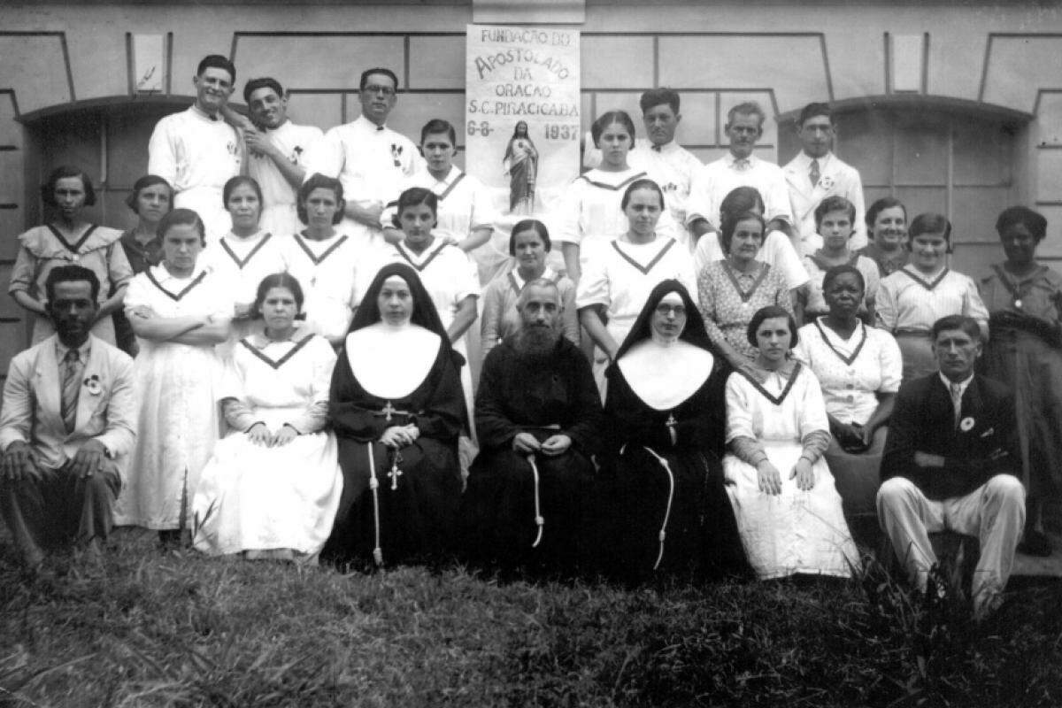 Fundação do Apostolado da Oração da Santa Casa pelas irmãs, em 1937