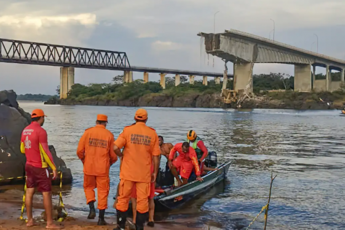 Caminhões que caíram no rio carregavam agrotóxicos e ácido sulfúrico