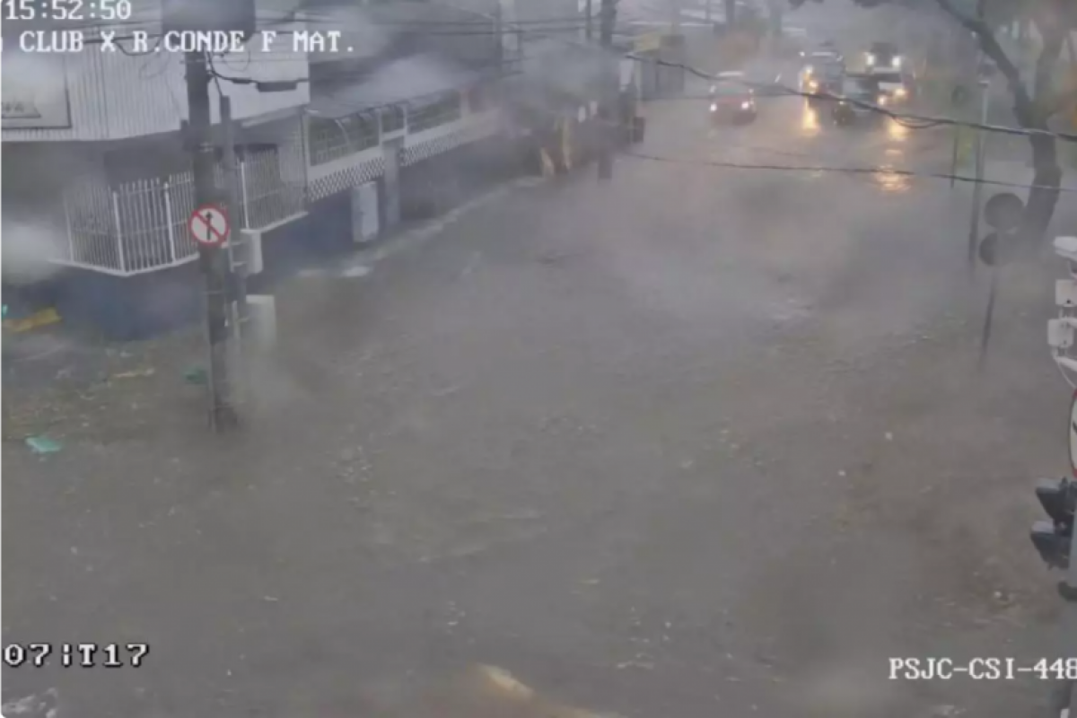 Em São José dos Campos, no Vale do Paraíba paulista, o domingo teve chuva de granizo e deslizamentos.