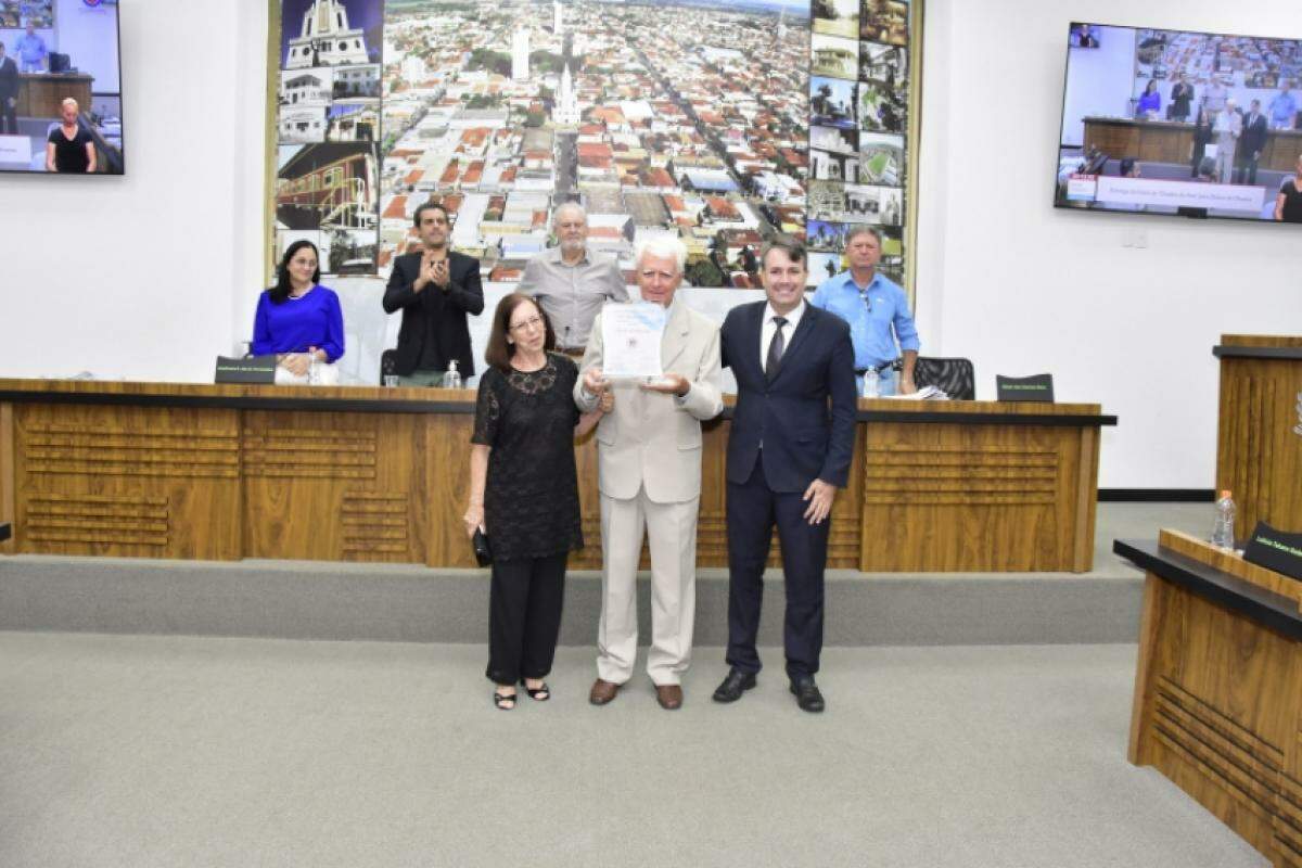 Otávio de Oliveira, acompanhado por sua esposa Dona Cida, recebeu título de “Doador do Ano” através do vereador Júlio Caetano