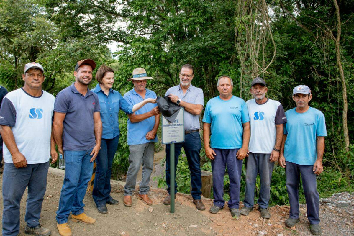 Prefeito, secretária, produtores rurais e equipe da Sema no descerramento de placa em ponte do Ribeirão da Jibóia