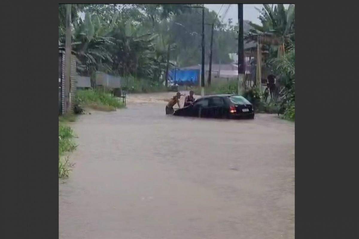 Cheia do rio ultrapassa ponte e prejudica moradores