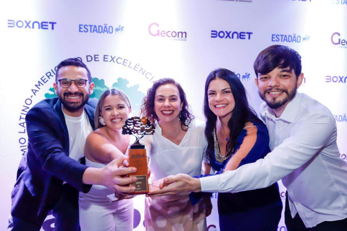 Representando equipe de comunicação: Frederico Bastos, Anne Caroline, Priscila Caires, Andréa Buscariolo e Giovane Rocha