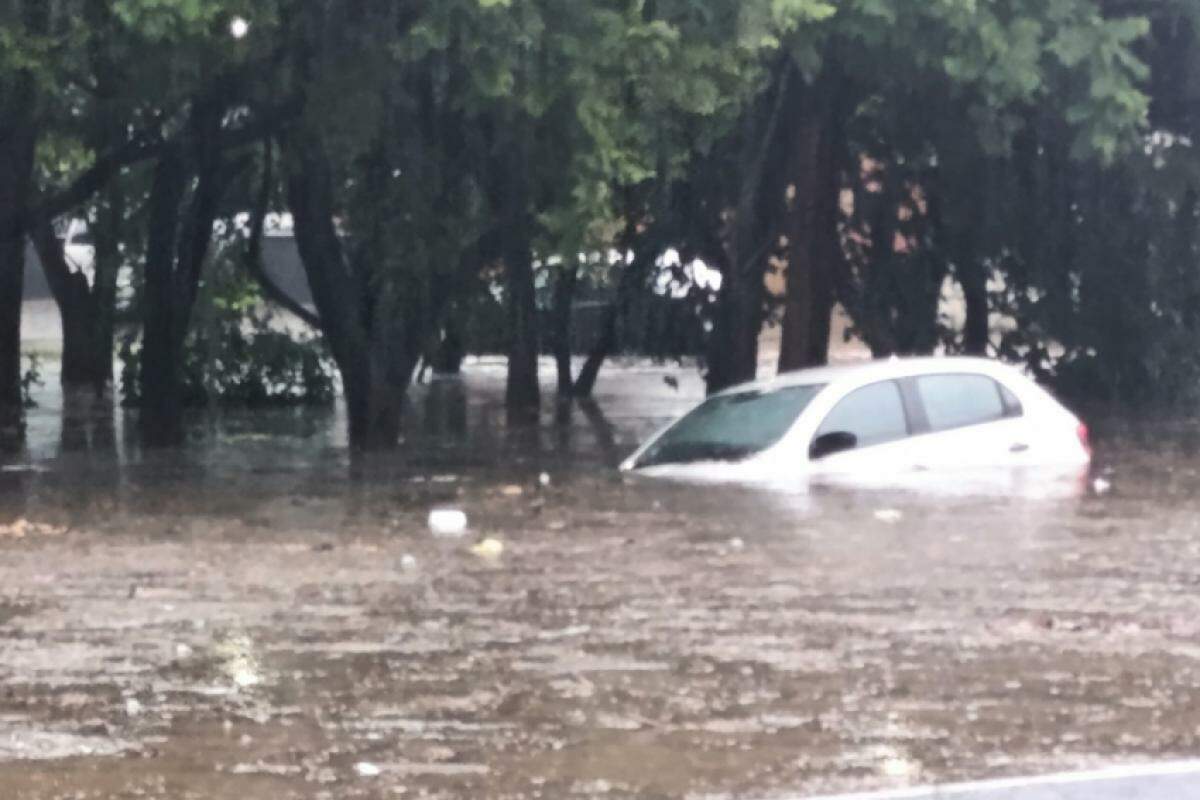 Após ser levado pela água, o carro enrroscou e ficou parcialmente encoberto.