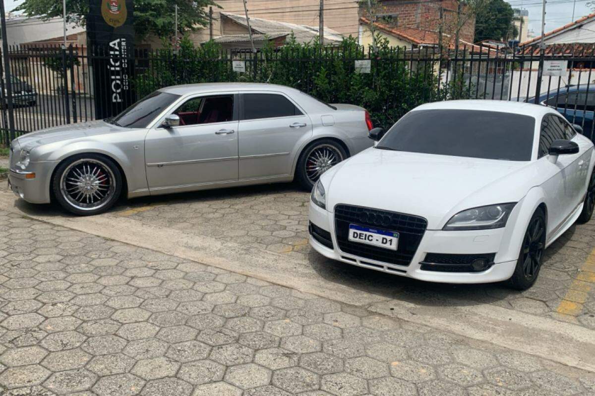 Dois carros de luxo foram apreendidos pela Polícia Civil