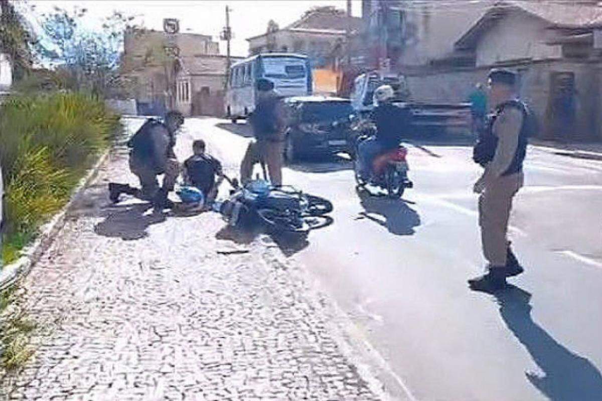 Motociclista é detido após levar uma paulada em blitz da PM em Conselheiro Lafaiete (MG)