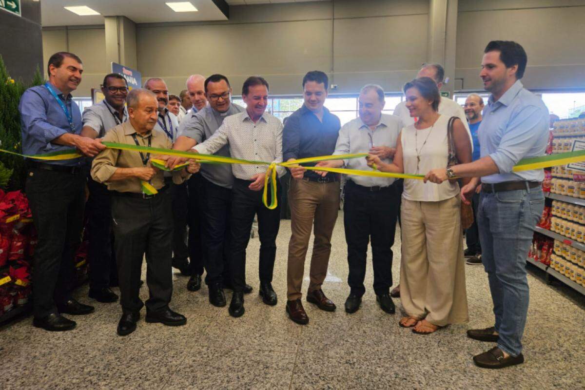 Diretores da Rede Savegnago puxando fita de inauguração 