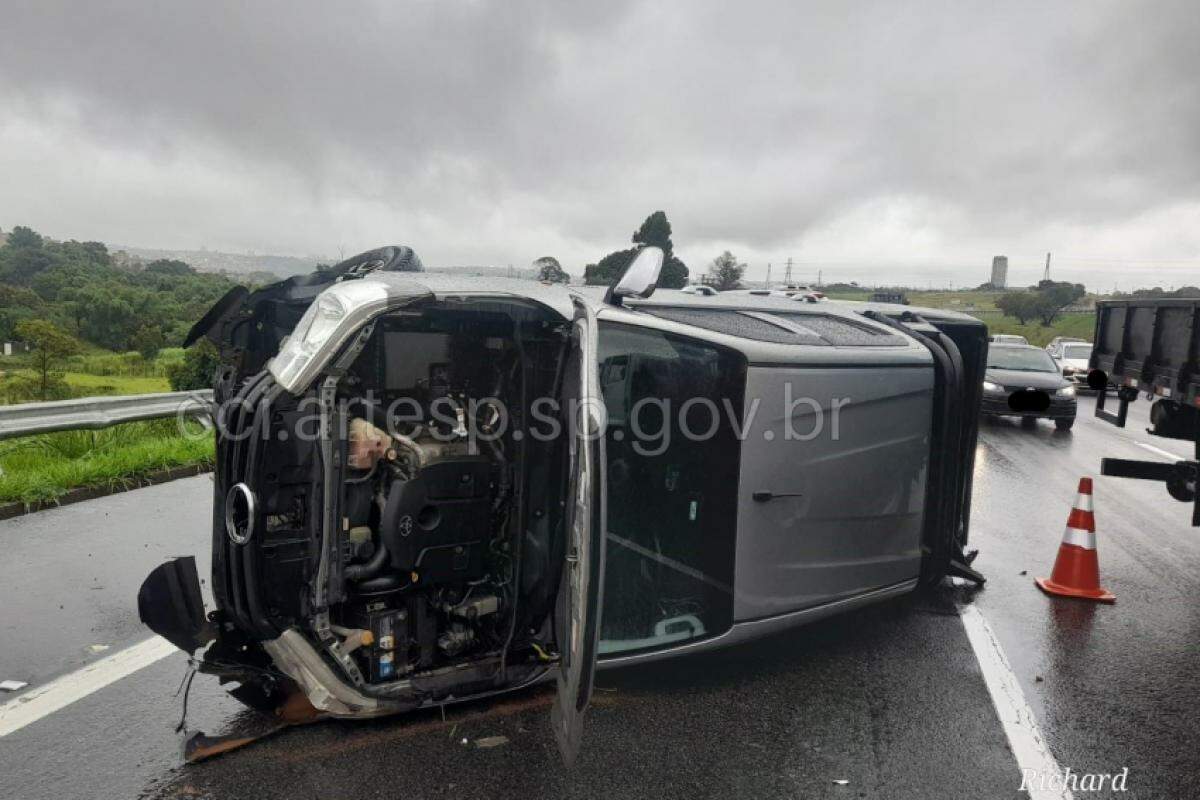 Acidente em trecho da rodovia em Campinas ocorreu por voltas das 10h quando o veículo, ao perder o controle, atravessou as faixas, chocou-se contra as defensas 