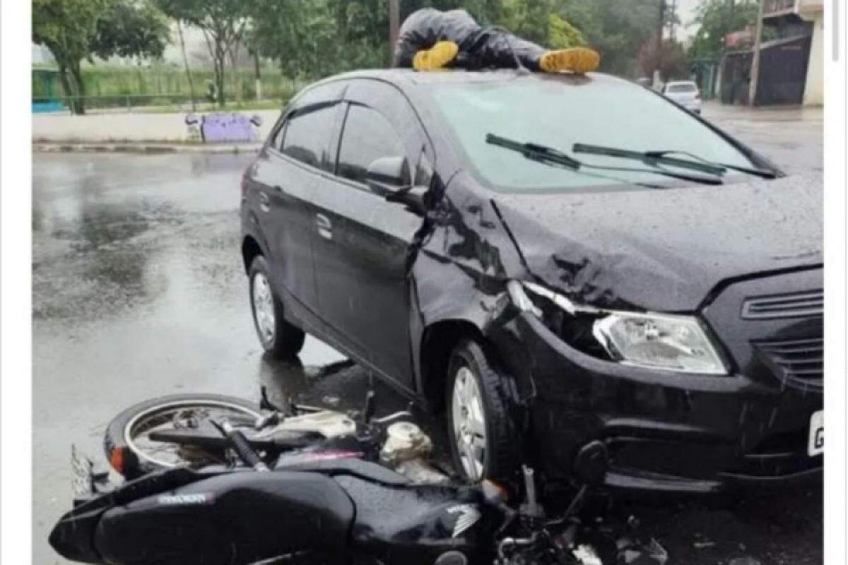 Motociclista foi parar no teto do carro