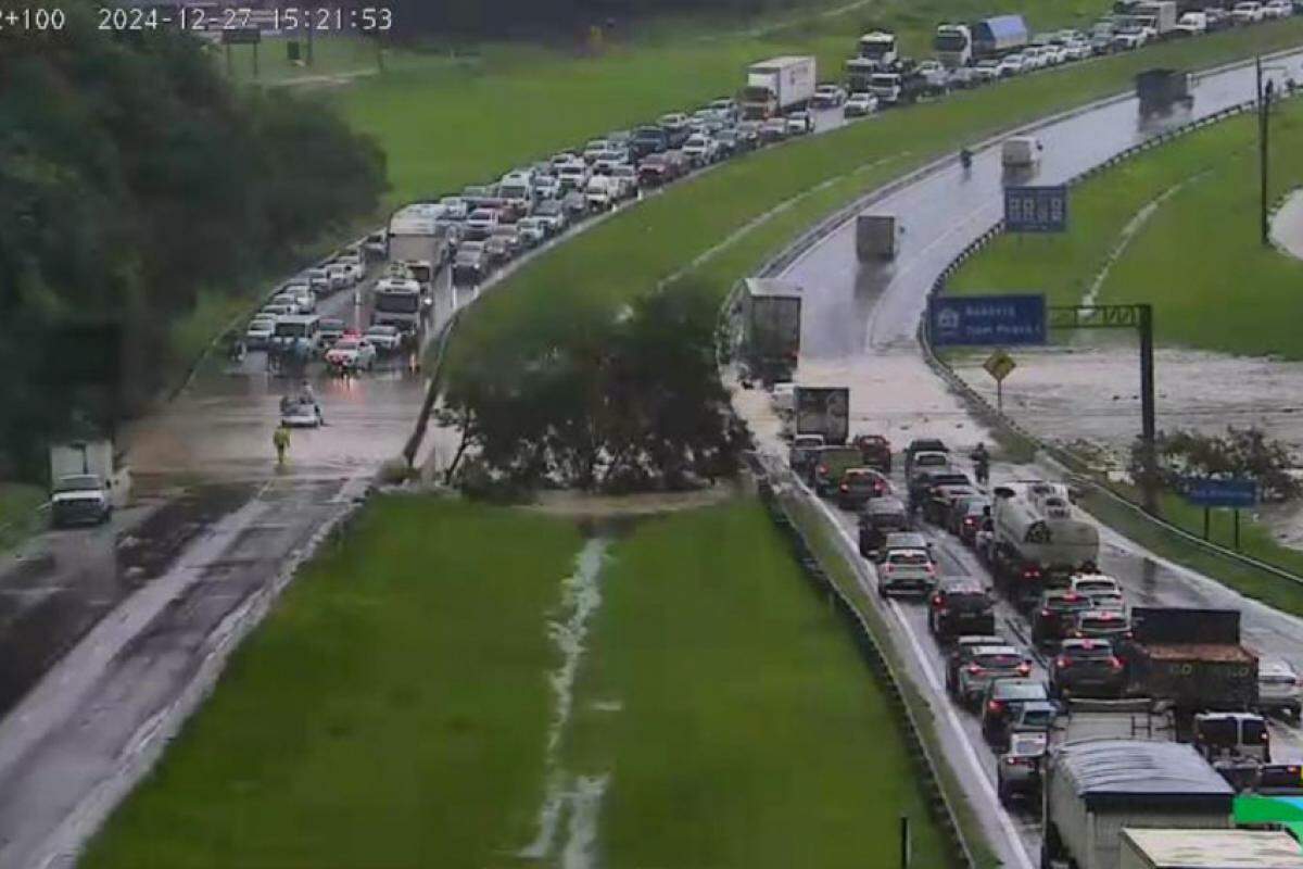 Chuva causou a inundação na região de Valinhos, bloqueando completamente o tráfego nos dois sentidos da SP-065