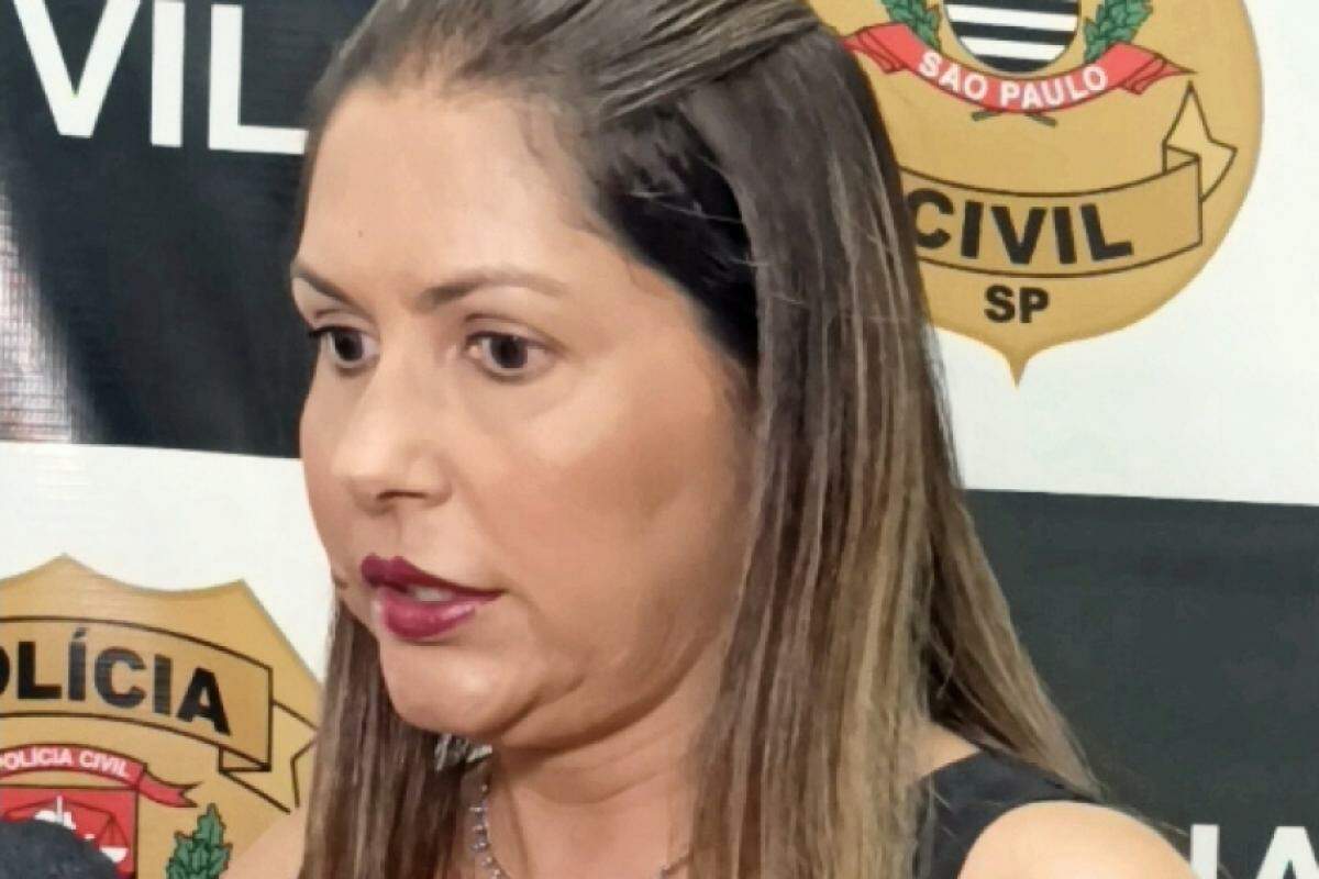 Durante coletiva na sede do DEIC, a delegada relatou a frieza do casal.