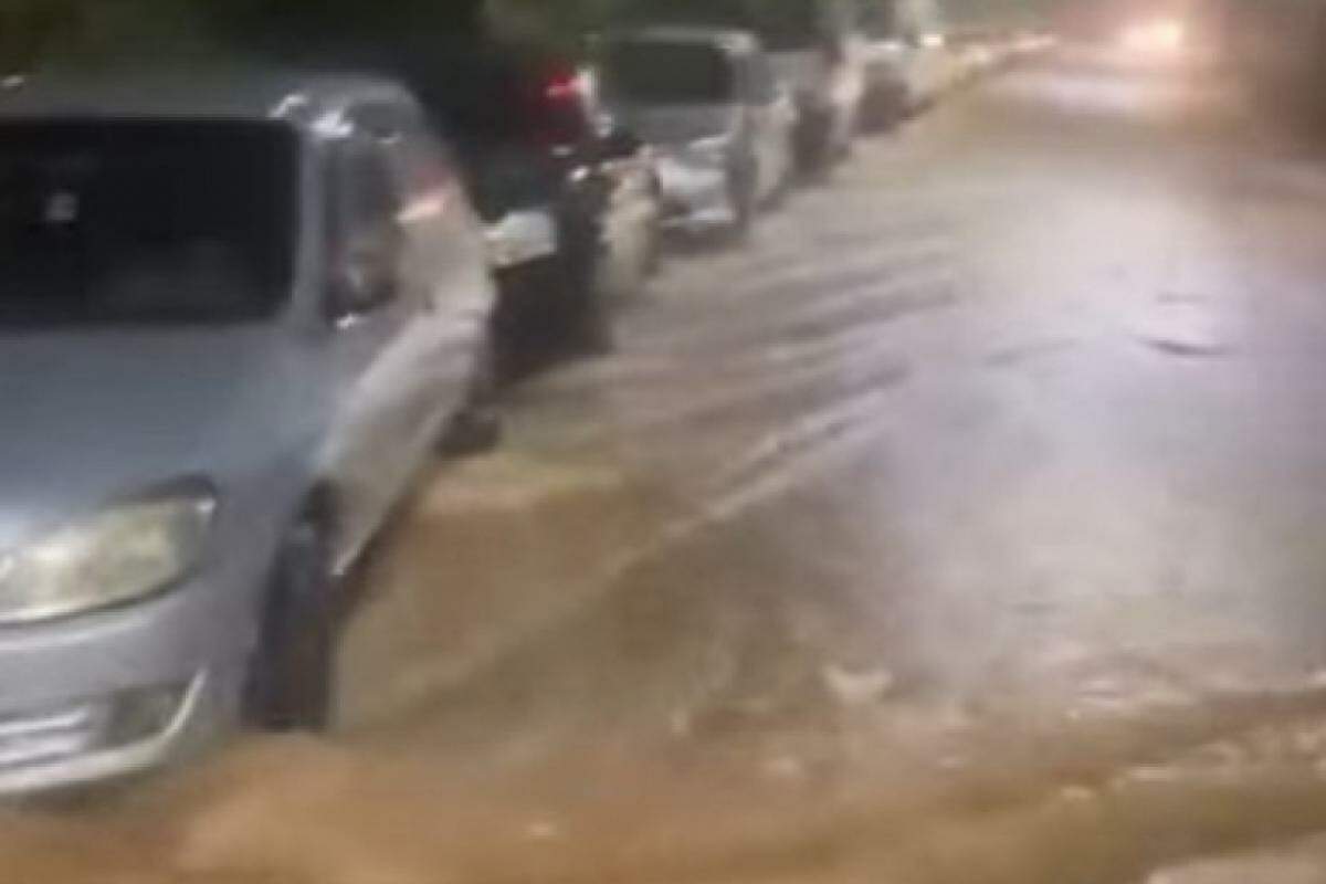 Chuva causa transtorno aos moradores do bairro Medeiros