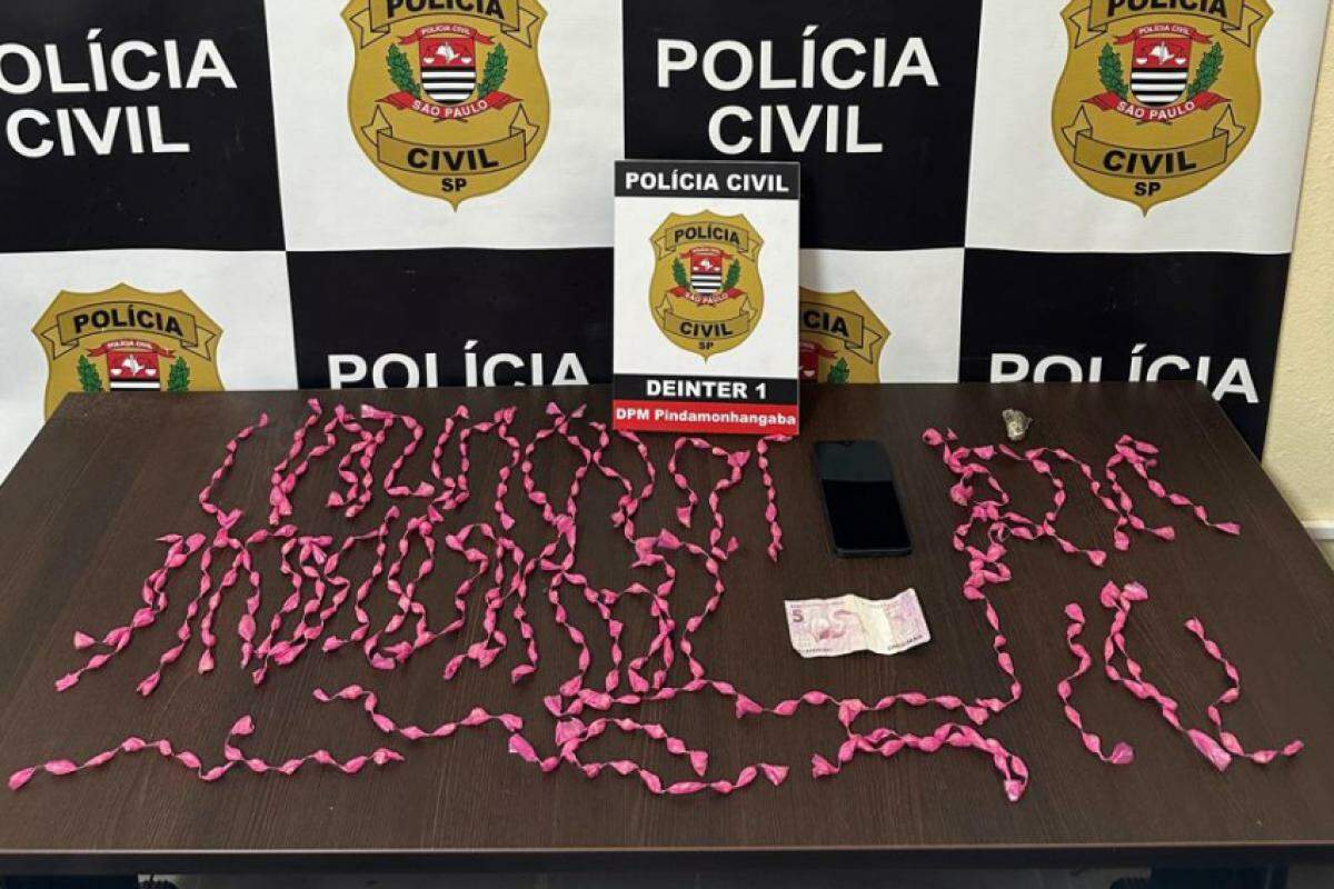 Nas proximidades do imóvel, o investigado foi abordado enquanto circulava de bicicleta. Com ele, foram encontrados 40 pedras de crack e um celular.