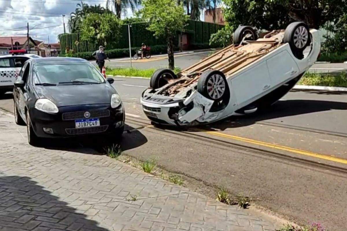 O carro capotou e por sorte a motorista não se feriu