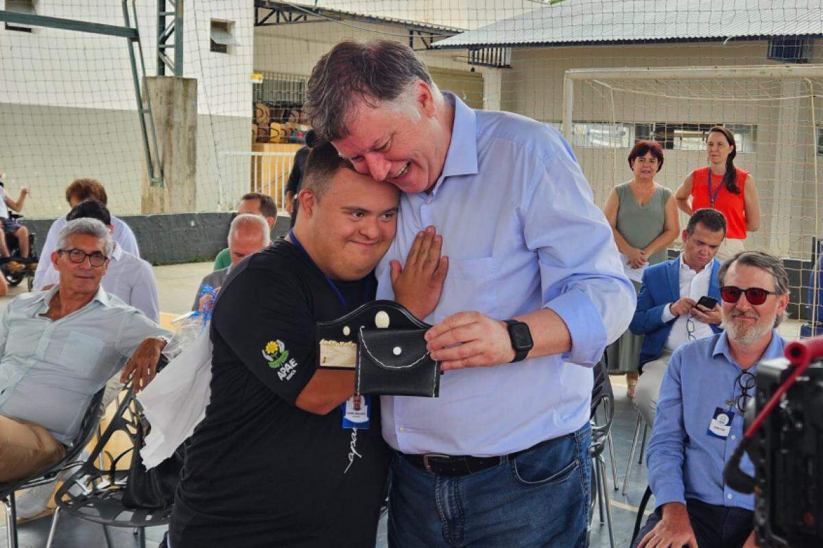 Secretário estadual Marcos da Costa recebe presente confeccionado por atendido da Apae de Franca